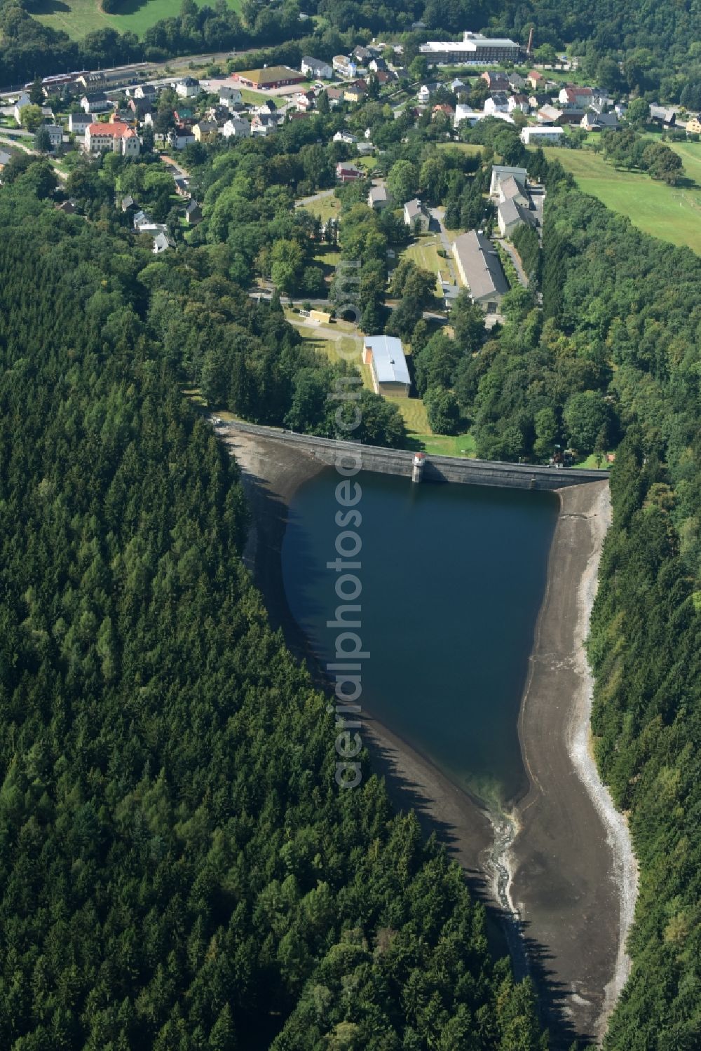 Einsiedel from the bird's eye view: Dam and shore areas at the lake Stadtguttalbach in Einsiedel in the state Saxony