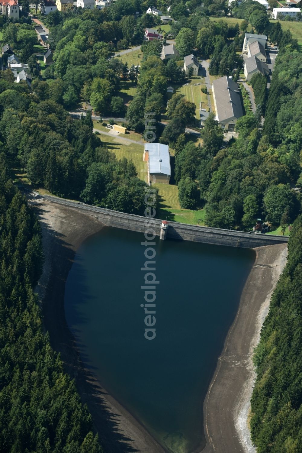 Aerial image Einsiedel - Dam and shore areas at the lake Stadtguttalbach in Einsiedel in the state Saxony