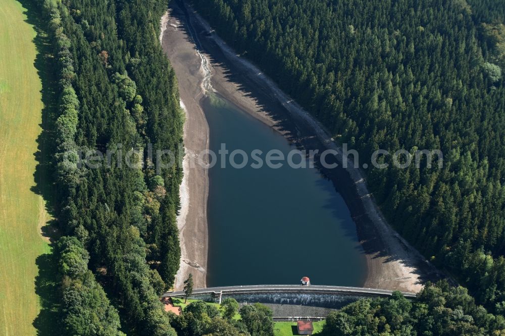 Einsiedel from the bird's eye view: Dam and shore areas at the lake Stadtguttalbach in Einsiedel in the state Saxony