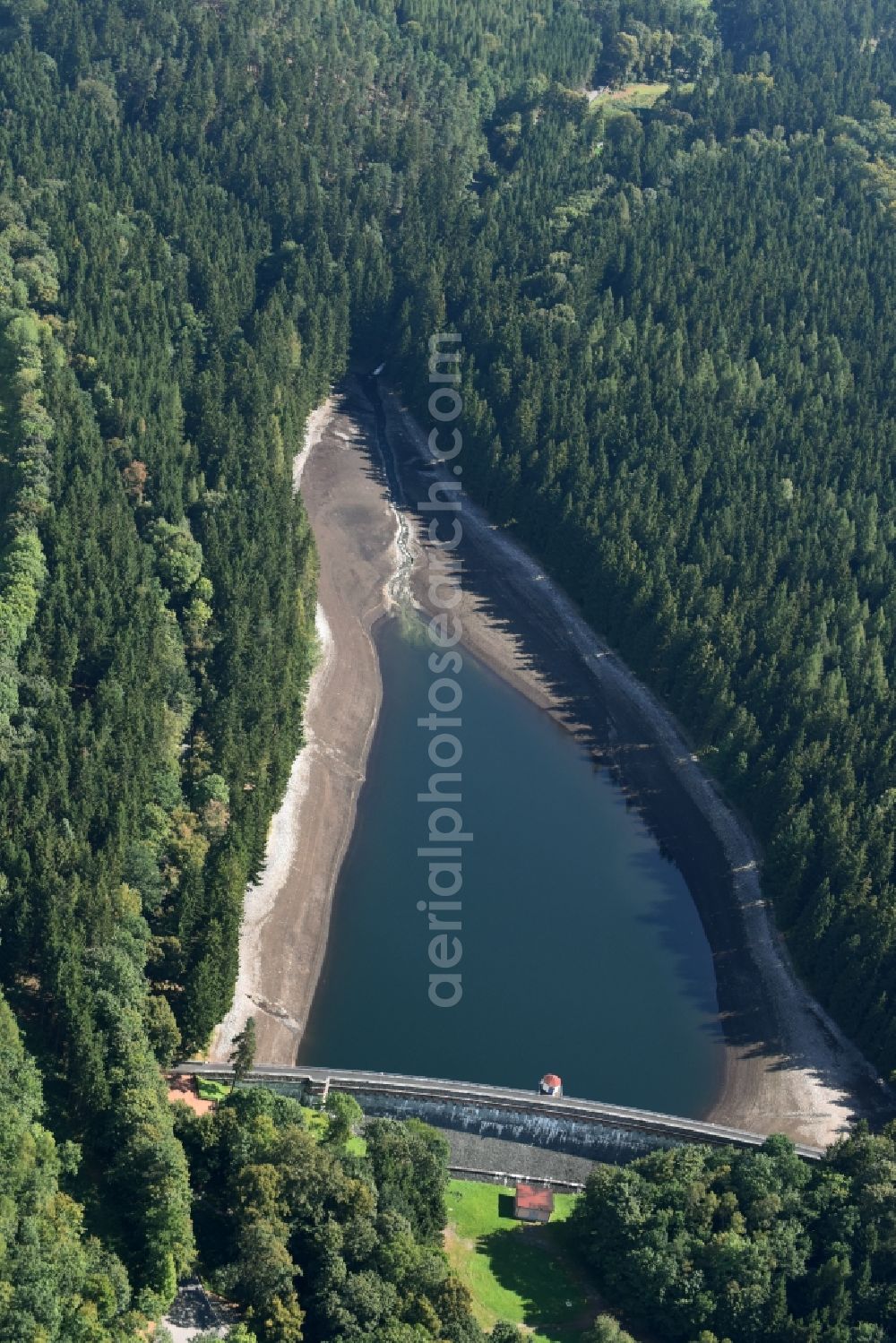 Aerial image Einsiedel - Dam and shore areas at the lake Stadtguttalbach in Einsiedel in the state Saxony