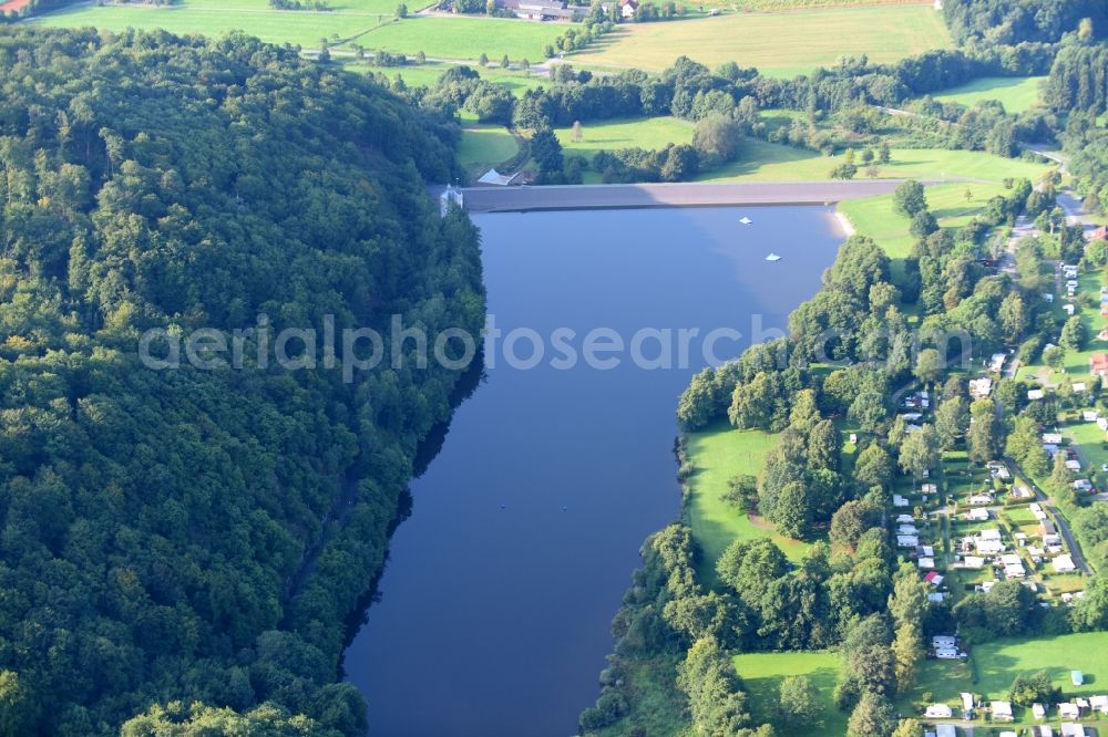 Greifenstein from the bird's eye view: Dam and shore areas at the lake Ulmbach in Greifenstein in the state Hesse, Germany