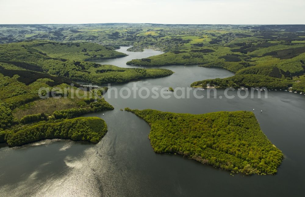 Heimbach from the bird's eye view: Dam and shore areas at the lake Ruhrtalsperre Schwammenauel in Heimbach in the state North Rhine-Westphalia