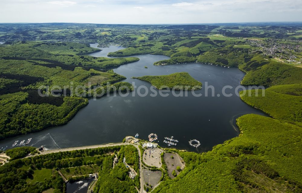 Heimbach from the bird's eye view: Dam and shore areas at the lake Ruhrtalsperre Schwammenauel in Heimbach in the state North Rhine-Westphalia