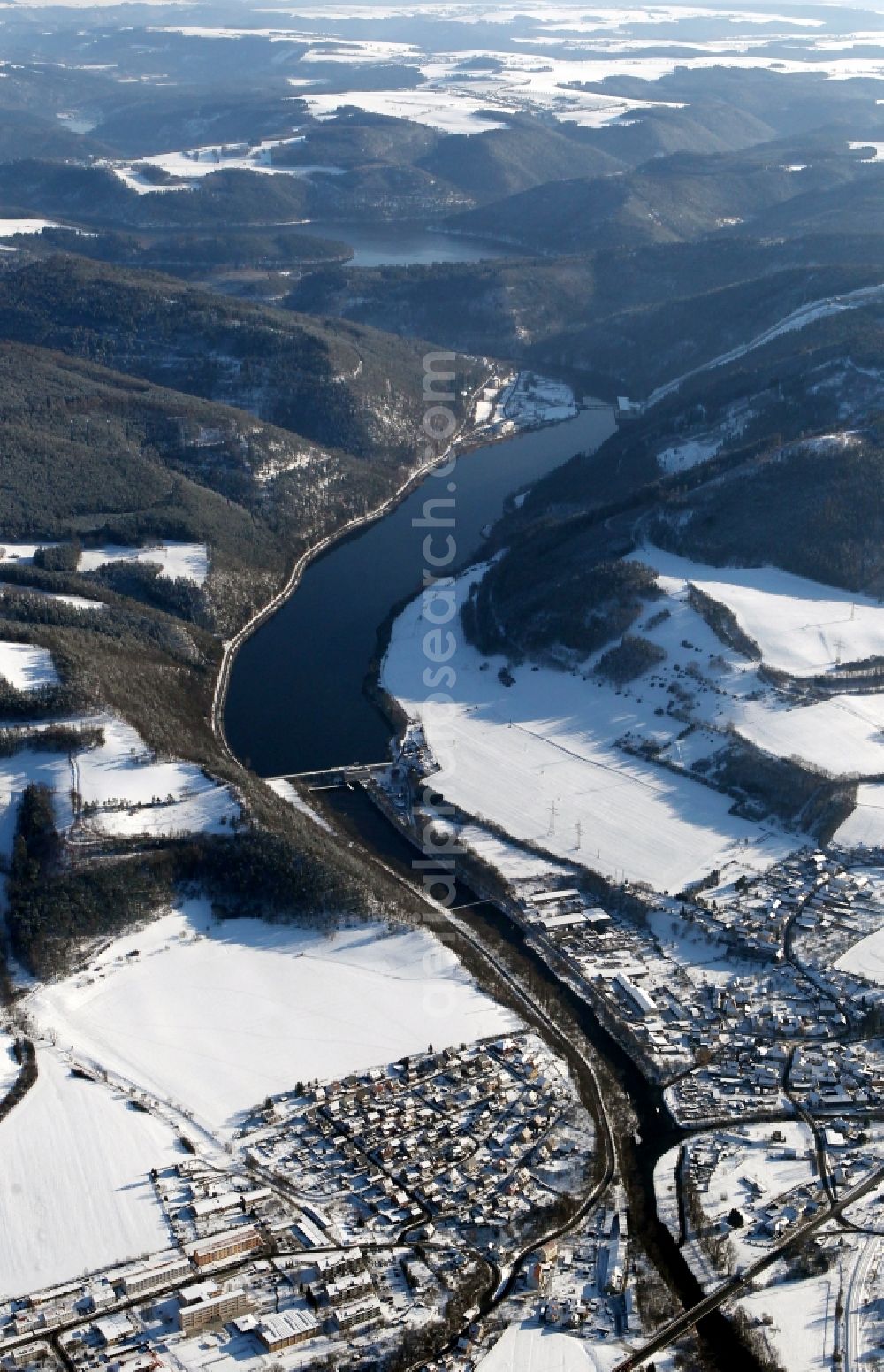 Hohenwarte from the bird's eye view: Dam and shore areas at the lake with wintry snowy village in Hohenwarte in the state Thuringia