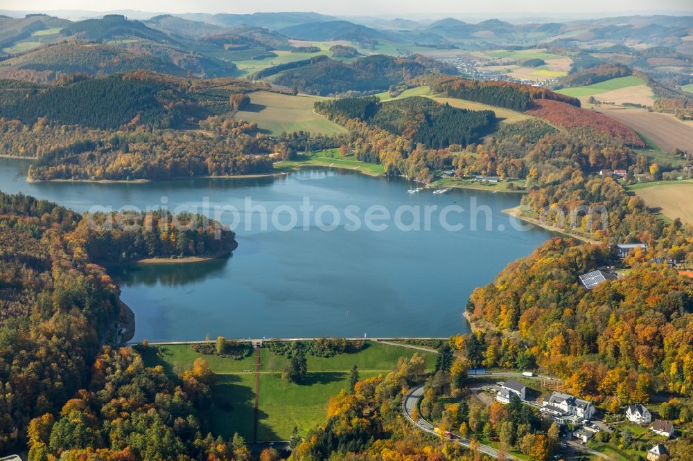 Meschede from the bird's eye view: Dam and shore areas at the lake Hennessee in Meschede in the state North Rhine-Westphalia, Germany