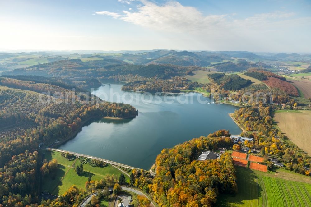 Aerial photograph Meschede - Dam and shore areas at the lake Hennessee in Meschede in the state North Rhine-Westphalia, Germany