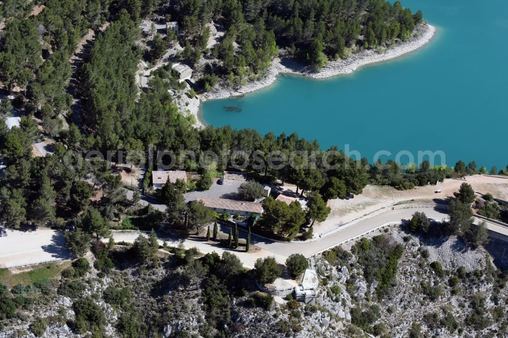 Aerial photograph Saint-Marc-Jaumegarde - Dam and shore areas at the lake Barage De Bimont Beaurecueil in Saint-Marc-Jaumegarde in Provence-Alpes-Cote d'Azur, France