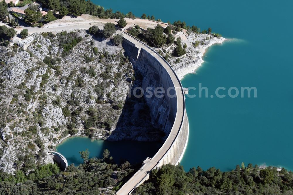 Aerial photograph Saint-Marc-Jaumegarde - Dam and shore areas at the lake Barage De Bimont Beaurecueil in Saint-Marc-Jaumegarde in Provence-Alpes-Cote d'Azur, France