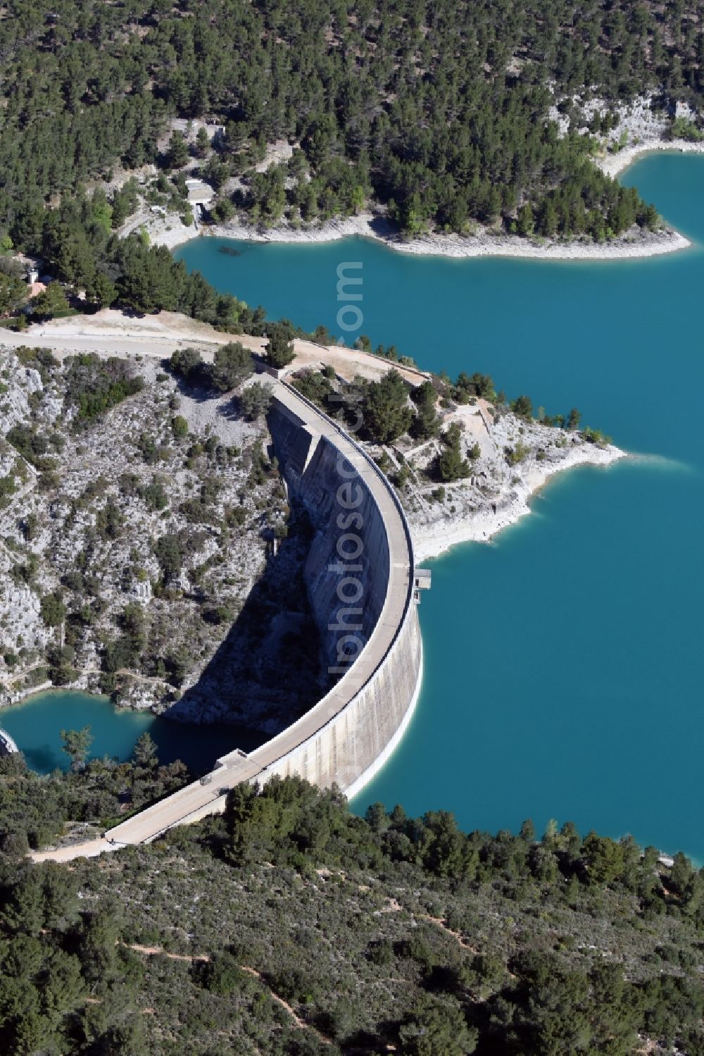 Saint-Marc-Jaumegarde from the bird's eye view: Dam and shore areas at the lake Barage De Bimont Beaurecueil in Saint-Marc-Jaumegarde in Provence-Alpes-Cote d'Azur, France