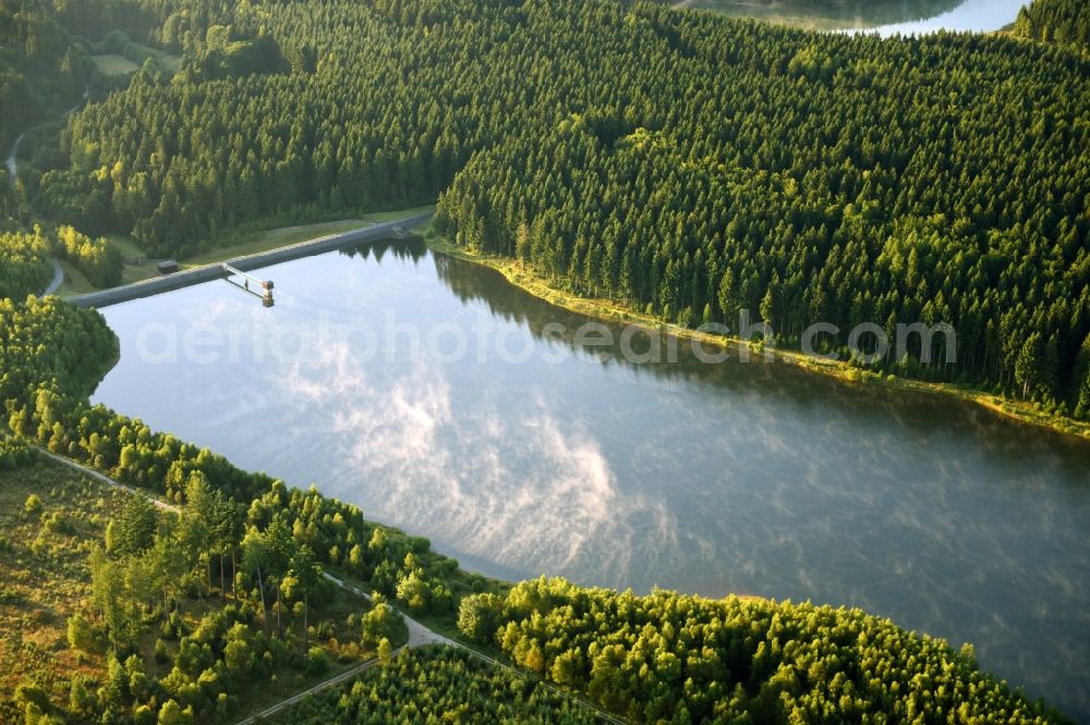 Südharz from the bird's eye view: Dam and shore areas at the lake of Kiliansteich in Suedharz in the state Saxony-Anhalt, Germany