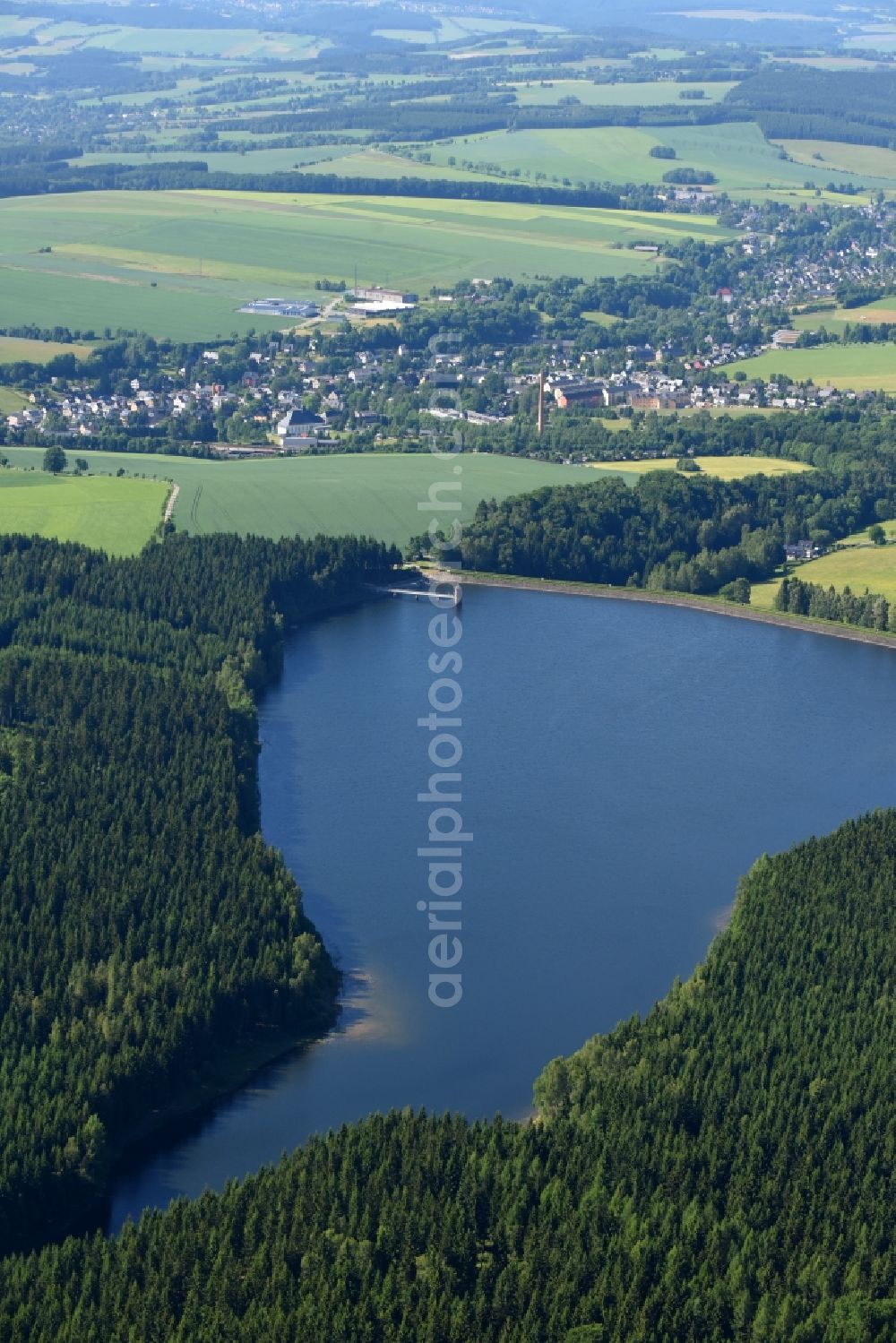 Sehmatal from the bird's eye view: Dam and shore areas at the lake Cranzahl in Sehmatal in the state Saxony, Germany