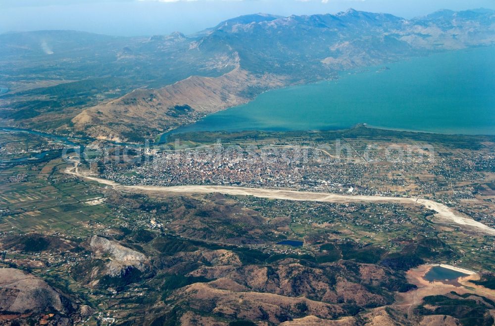 Aerial photograph Vau-Deja - Dam - dam and shore areas of the reservoir and Spathara reservoir in Vau Deja in Albania. The hydropower plant Ashta's a run hydropower plant on the river