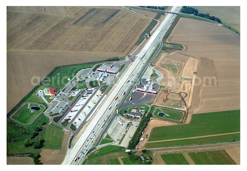 Köckern/ Bitterfeld (Sachsen-Anhalt) from the bird's eye view: Blick auf die Tank- & Raststätte Köckern an der A9 bei Glebitzsch/ Bitterfeld nördlich der Landesgrenze von Sachsen und Sachsen-Anhalt