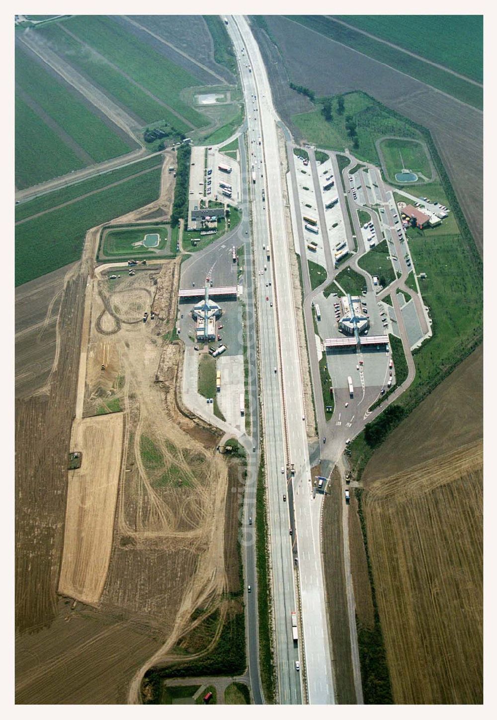 Köckern/ Bitterfeld (Sachsen-Anhalt) from the bird's eye view: Blick auf die Tank- & Raststätte Köckern an der A9 bei Glebitzsch/ Bitterfeld nördlich der Landesgrenze von Sachsen und Sachsen-Anhalt