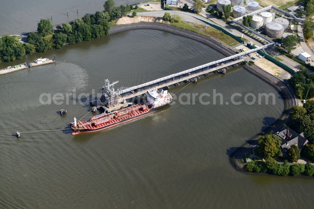 Aerial photograph Hamburg - Tanker jetty Koehlfleet harbour in Hamburg-Waltershof. Nautical pilot station Seemannshoeft is the Hamburg Port Authority HPA