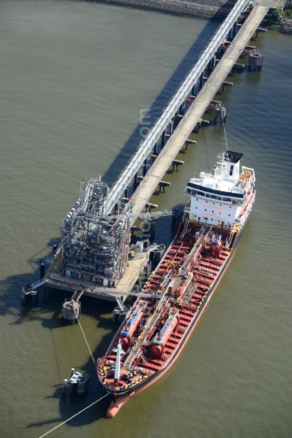 Hamburg from the bird's eye view: Tanker jetty Koehlfleet harbour in Hamburg-Waltershof. Nautical pilot station Seemannshoeft is the Hamburg Port Authority HPA