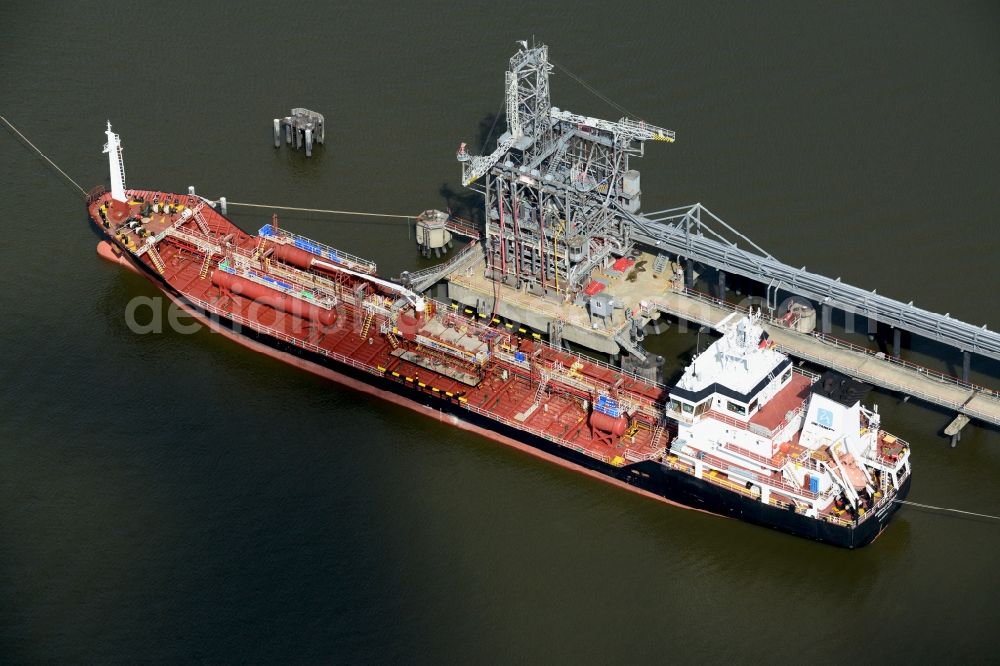 Aerial photograph Hamburg - Tanker jetty Koehlfleet harbour in Hamburg-Waltershof. Nautical pilot station Seemannshoeft is the Hamburg Port Authority HPA