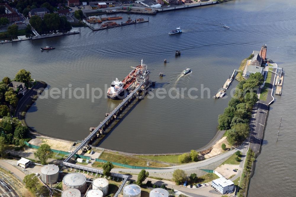 Hamburg from the bird's eye view: Tanker jetty Koehlfleet harbour in Hamburg-Waltershof. Nautical pilot station Seemannshoeft is the Hamburg Port Authority HPA