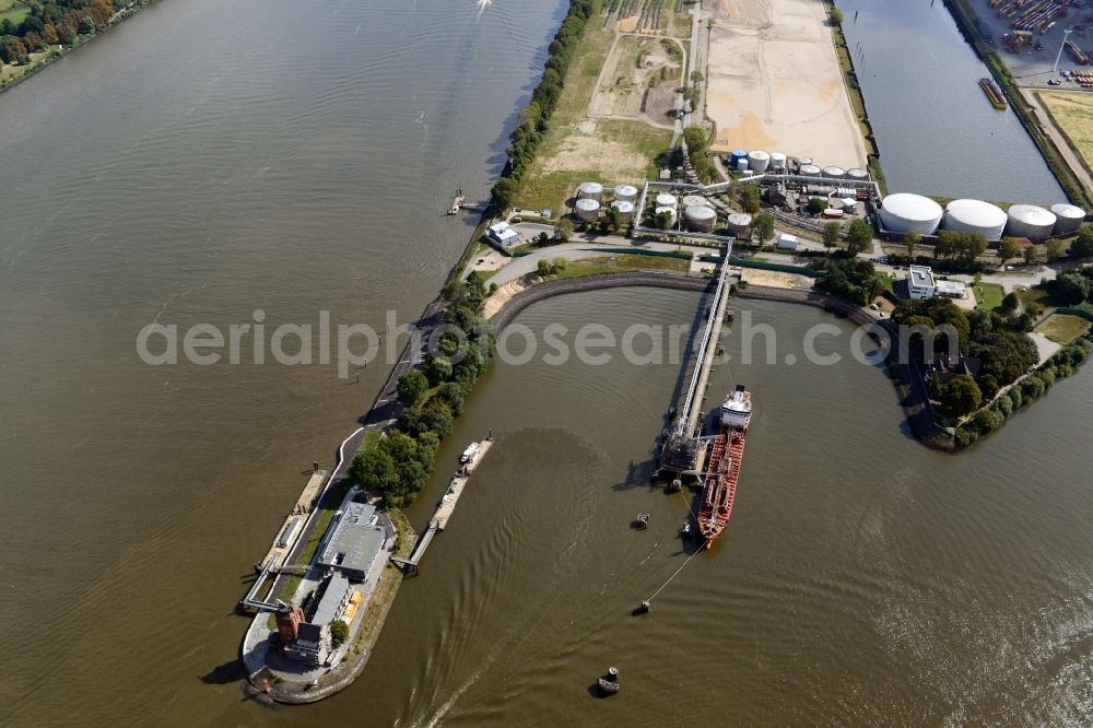 Aerial photograph Hamburg - Tanker jetty Koehlfleet harbour in Hamburg-Waltershof. Nautical pilot station Seemannshoeft is the Hamburg Port Authority HPA