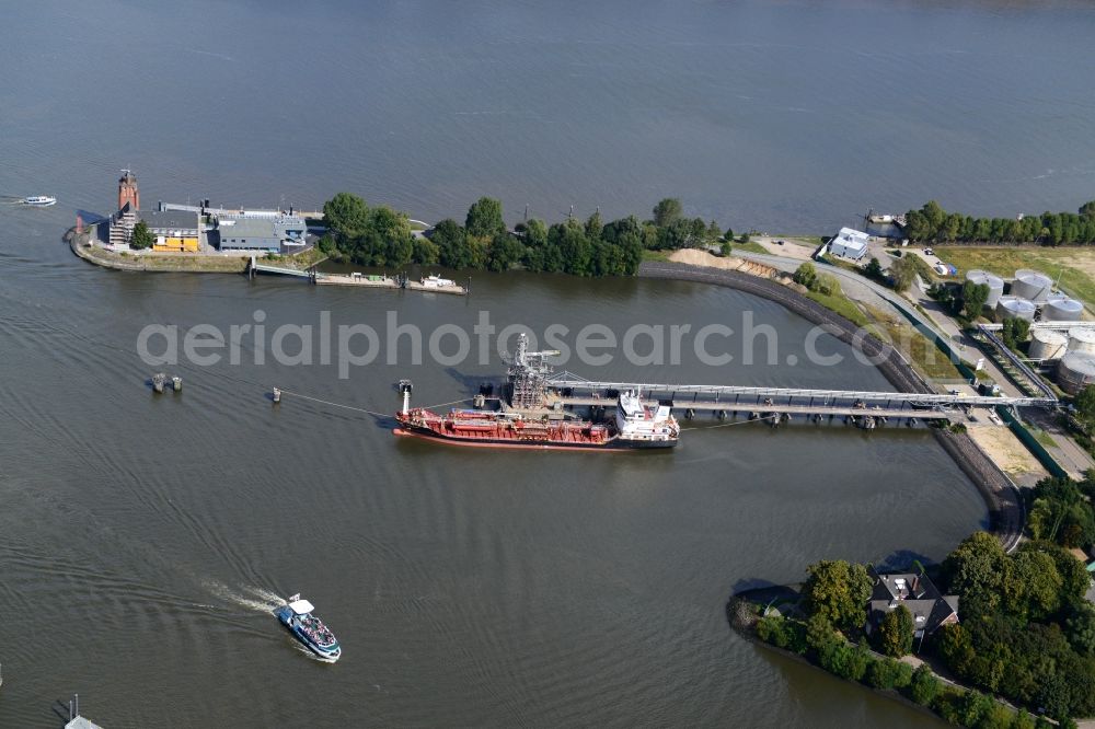 Hamburg from the bird's eye view: Tanker jetty Koehlfleet harbour in Hamburg-Waltershof. Nautical pilot station Seemannshoeft is the Hamburg Port Authority HPA