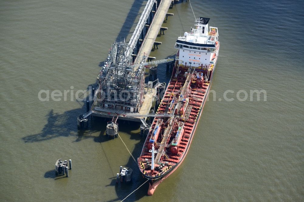 Aerial photograph Hamburg - Tanker jetty Koehlfleet harbour in Hamburg-Waltershof. Nautical pilot station Seemannshoeft is the Hamburg Port Authority HPA