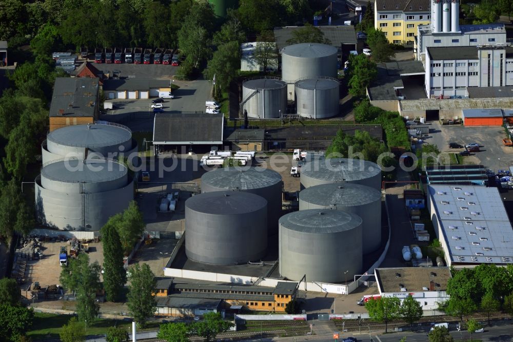 Aerial image Berlin - An der Ecke Gradestraße - Tempelhofer Weg im Stadtbezirk Neukölln von Berlin befindet sich ein Tanklager der Brenntag GmbH. In dem Großtanklager wird u.a. Heizöl und Dieselkraftstoff einschließlich Biodiesel gelagert. / The tank farm Brenntag GmbH is located at the corner Gradestraße - Tempelhof way in the district of Neukölln in Berlin. In the tank farm, among others, fuel oil and diesel fuel is stored.