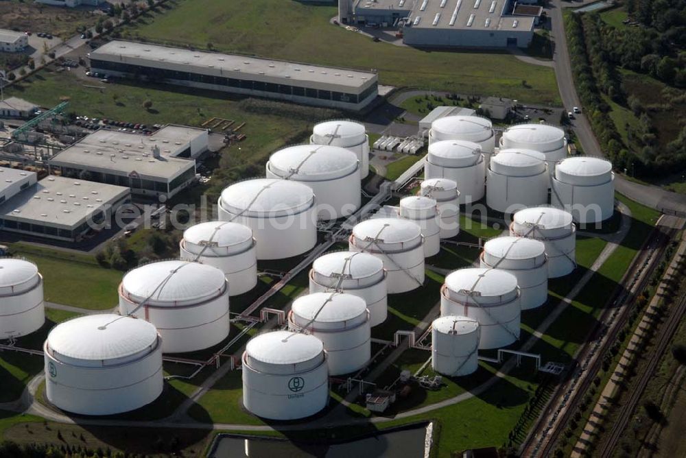 Emleben from above - Blick auf das Tanklager Emleben/Gotha der Firma UNITANK. Das Lager befindet sich in unmittelbarer Nähe der Autobahn A4 und ist mit seiner Tankraumkapazität das größte Projekt des mittelständischen Unternehmens. UNITANK gehört zu den führenden Dienstleistern im Bereich der gewerblichen Tanklagerei. Kontakt: UNITANK Betriebs- und Verwaltungs-GmbH, Am Sandtorkai 66, 20457 Hamburg; Tel.: 040/ 460773-0; E-Mail: zentrale@unitank.de