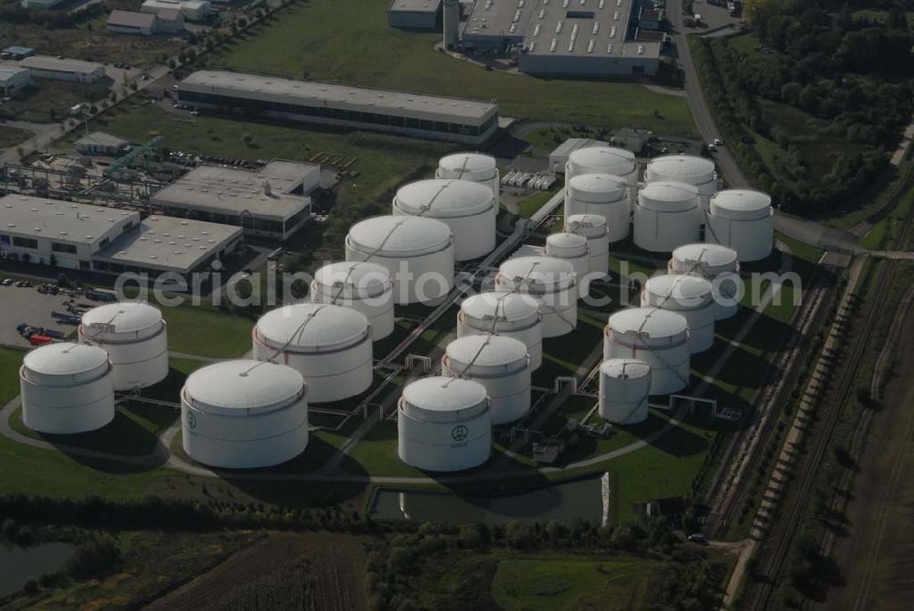 Aerial photograph Emleben - Blick auf das Tanklager Emleben/Gotha der Firma UNITANK. Das Lager befindet sich in unmittelbarer Nähe der Autobahn A4 und ist mit seiner Tankraumkapazität das größte Projekt des mittelständischen Unternehmens. UNITANK gehört zu den führenden Dienstleistern im Bereich der gewerblichen Tanklagerei. Kontakt: UNITANK Betriebs- und Verwaltungs-GmbH, Am Sandtorkai 66, 20457 Hamburg; Tel.: 040/ 460773-0; E-Mail: zentrale@unitank.de