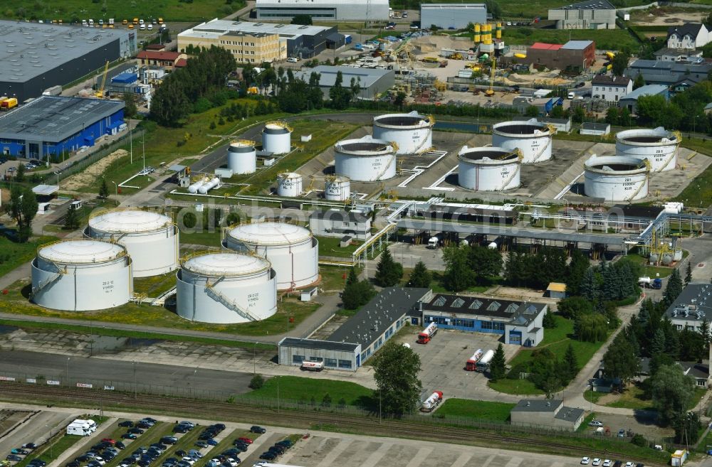 Warschau from the bird's eye view: View of tanks of the company ORLEN Petro Tank in Warsaw in the voivodeship Masowien in Poland