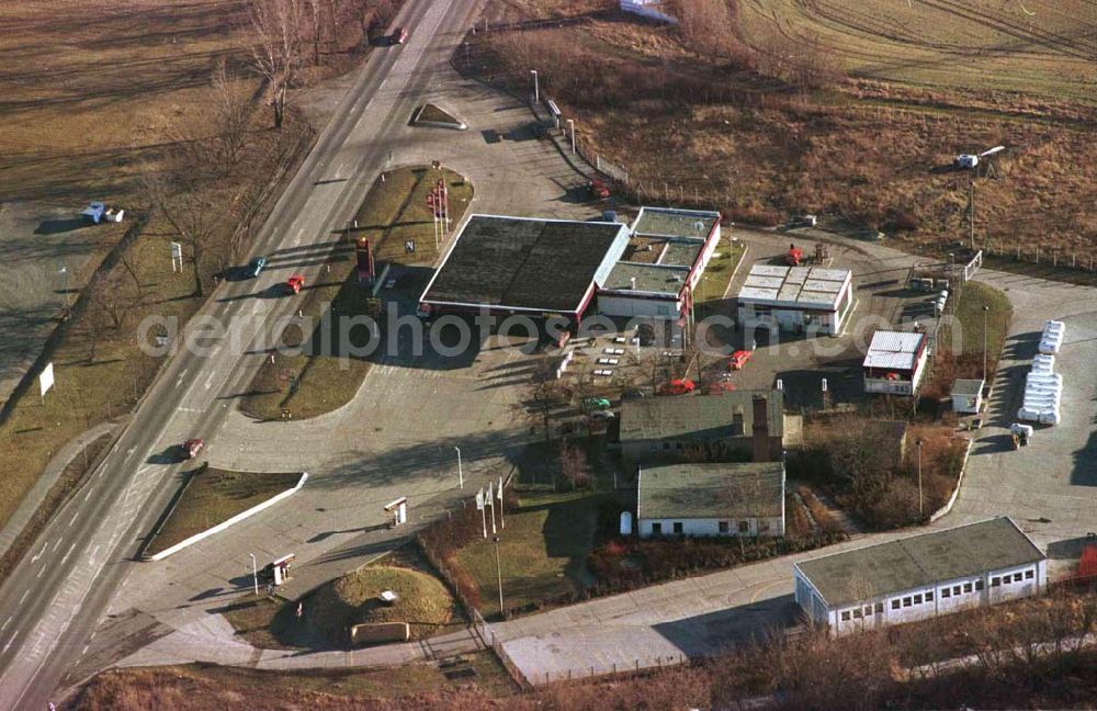 Nauen / Brandenburg from the bird's eye view: Tankstelle der MINOL AG an der Ortseinfahrt Nauen aus Richtung Berlin