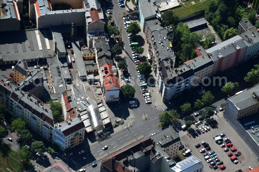 Aerial photograph Berlin - Gas station for sale of petrol and diesel fuels and mineral oil trade der Shell AG on Prinzenallee Corner Osloer Strasse Destrict Wedding in Berlin