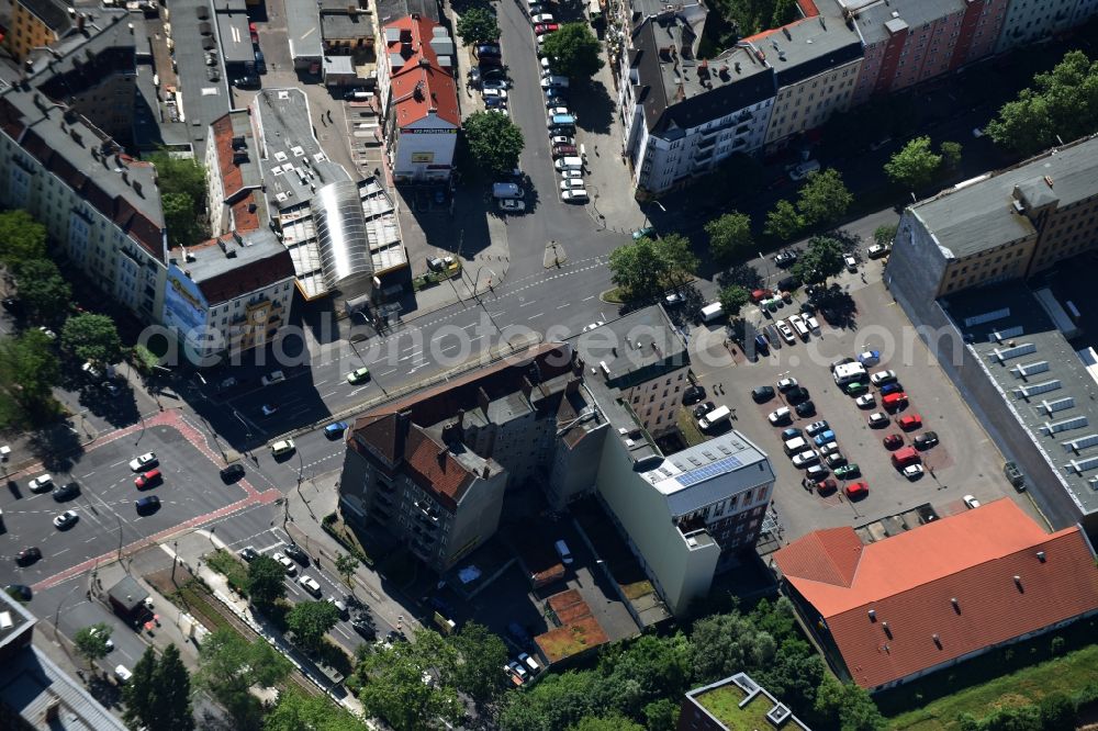 Berlin from above - Gas station for sale of petrol and diesel fuels and mineral oil trade der Shell AG on Prinzenallee Corner Osloer Strasse Destrict Wedding in Berlin