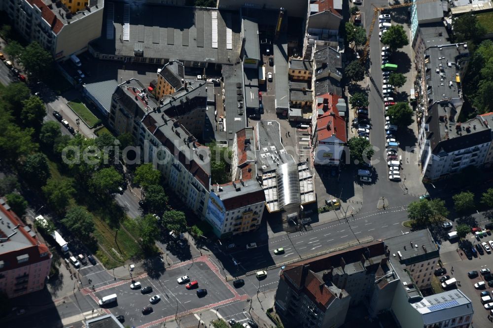 Berlin from the bird's eye view: Gas station for sale of petrol and diesel fuels and mineral oil trade der Shell AG on Prinzenallee Corner Osloer Strasse Destrict Wedding in Berlin