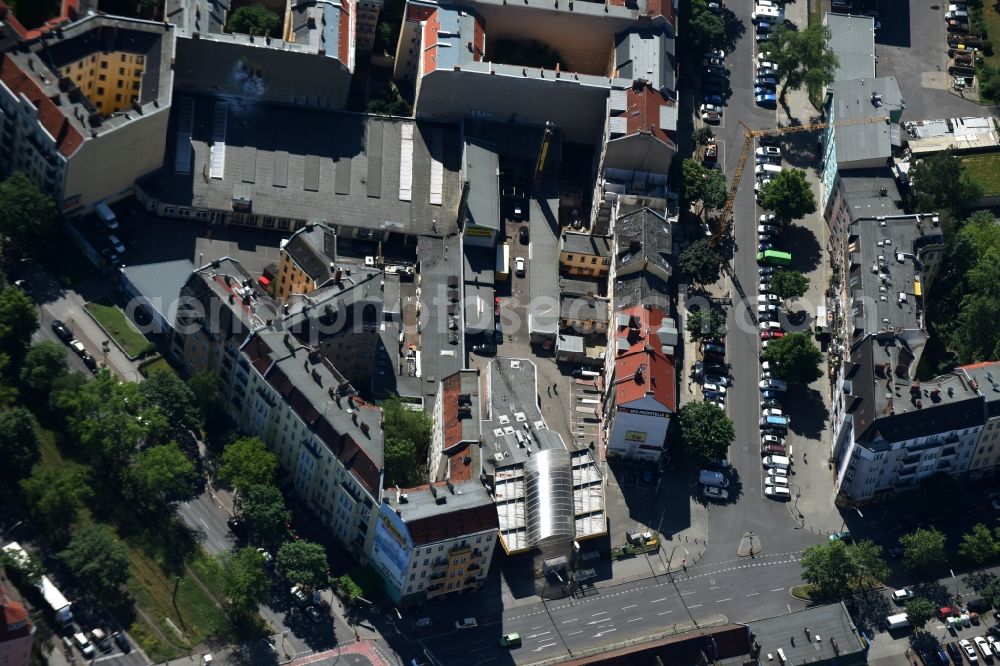 Aerial image Berlin - Gas station for sale of petrol and diesel fuels and mineral oil trade der Shell AG on Prinzenallee Corner Osloer Strasse Destrict Wedding in Berlin