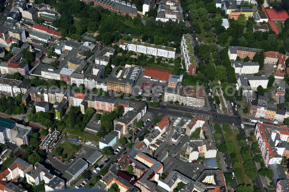 Aerial photograph Berlin - Gas station for sale of petrol and diesel fuels and mineral oil trade der Shell AG on Prinzenallee Corner Osloer Strasse Destrict Wedding in Berlin