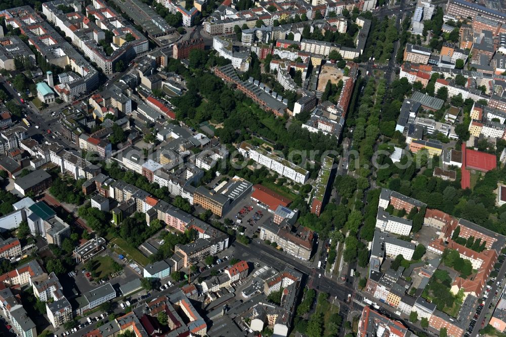 Berlin from above - Gas station for sale of petrol and diesel fuels and mineral oil trade der Shell AG on Prinzenallee Corner Osloer Strasse Destrict Wedding in Berlin