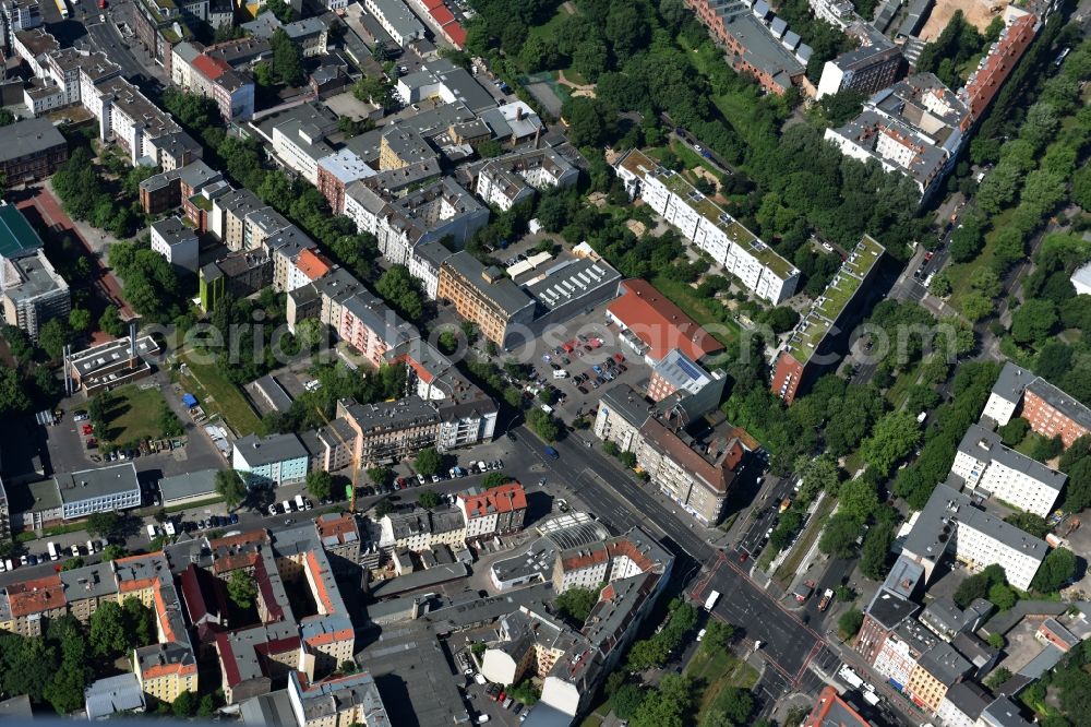 Berlin from the bird's eye view: Gas station for sale of petrol and diesel fuels and mineral oil trade der Shell AG on Prinzenallee Corner Osloer Strasse Destrict Wedding in Berlin