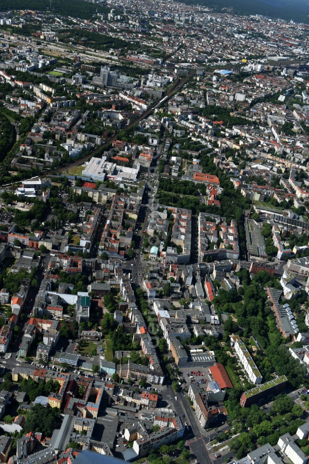 Aerial image Berlin - Gas station for sale of petrol and diesel fuels and mineral oil trade der Shell AG on Prinzenallee Corner Osloer Strasse Destrict Wedding in Berlin