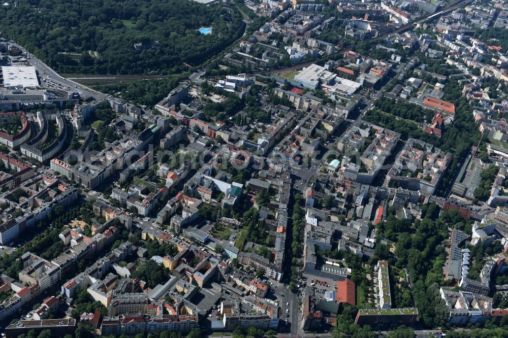 Aerial photograph Berlin - Gas station for sale of petrol and diesel fuels and mineral oil trade der Shell AG on Prinzenallee Corner Osloer Strasse Destrict Wedding in Berlin