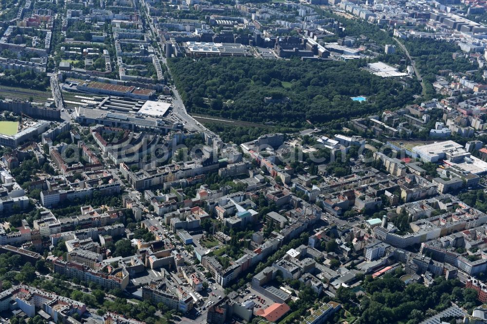 Berlin from the bird's eye view: Gas station for sale of petrol and diesel fuels and mineral oil trade der Shell AG on Prinzenallee Corner Osloer Strasse Destrict Wedding in Berlin