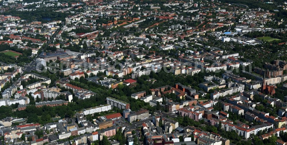 Aerial image Berlin - Gas station for sale of petrol and diesel fuels and mineral oil trade der Shell AG on Prinzenallee Corner Osloer Strasse Destrict Wedding in Berlin