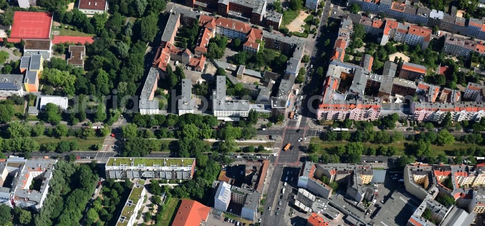 Aerial photograph Berlin - Gas station for sale of petrol and diesel fuels and mineral oil trade der Shell AG on Prinzenallee Corner Osloer Strasse Destrict Wedding in Berlin