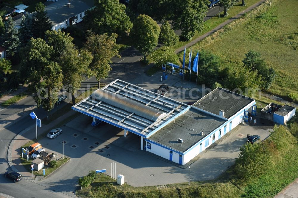 Werneuchen from above - Gas station for sale of petrol and diesel fuels and mineral oil trade Aral on Freienwalder Strasse in Werneuchen in the state Brandenburg