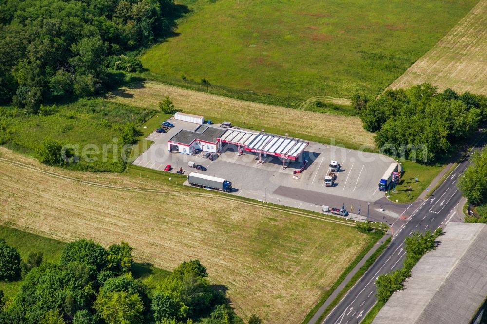 Aerial image Niemegk - Gas station for sale of petrol and diesel fuels and mineral oil trade Hoyer in Niemegk in the state Brandenburg, Germany