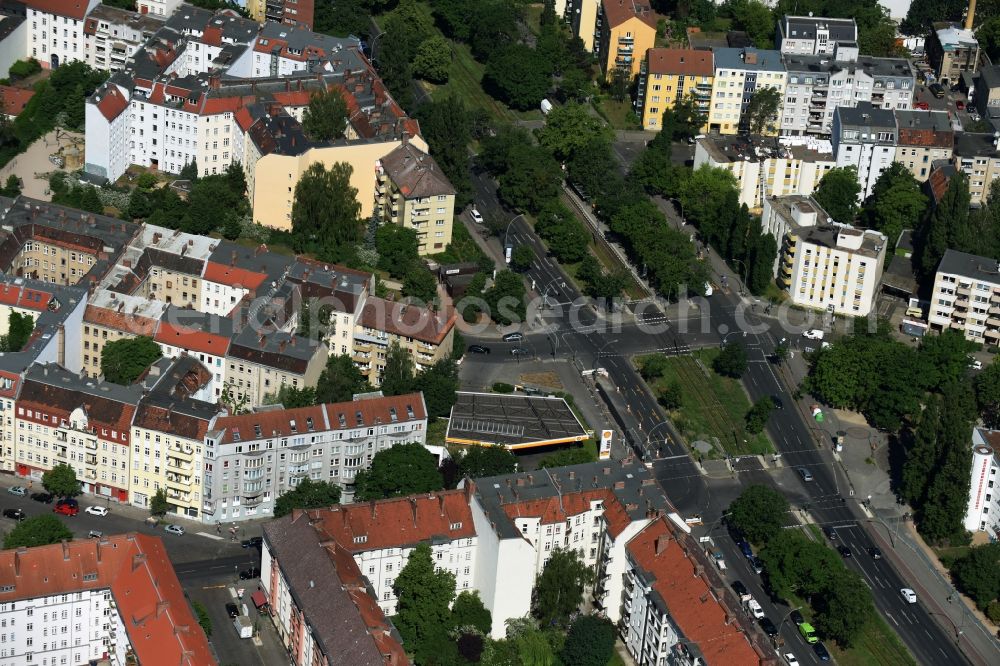 Aerial image Berlin - Gas station for sale of petrol and diesel fuels and mineral oil trade of Shell AG on Bornholmer Strasse - Juelicher Strasse in Berlin