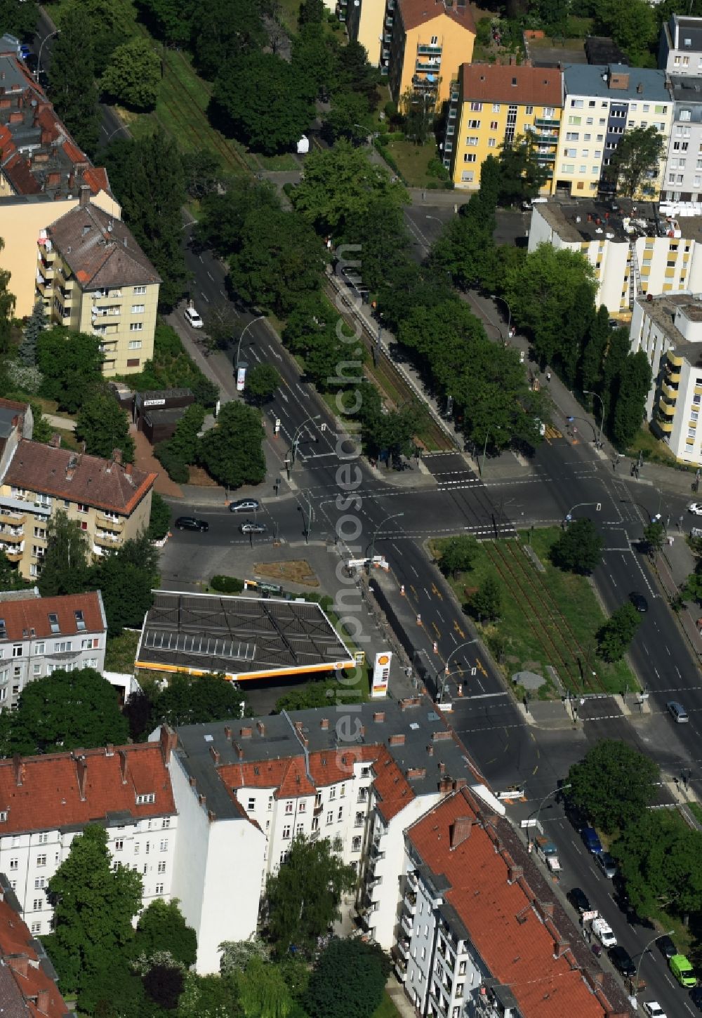 Aerial photograph Berlin - Gas station for sale of petrol and diesel fuels and mineral oil trade of Shell AG on Bornholmer Strasse - Juelicher Strasse in Berlin