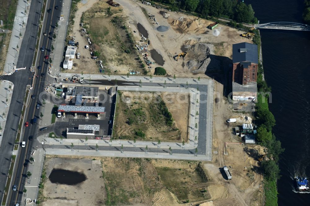 Berlin from above - Gas station for sale of petrol and diesel fuels in the new development and construction area on Heidestrasse in Berlin