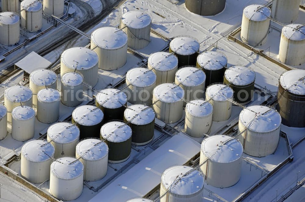 Aerial image Berlin - Blick auf den winterlich mit Schnee bedeckten Tanquid Tank-Terminal in Berlin-Spandau. Hier können in 71 Tanks bis zu 189.000 Kubikmeter Öl gelagert werden. View of the wintery snow-covered Oil Storage Terminal of the Tanquid Tanquid GmbH & Co. KG in Berlin-Spandau.