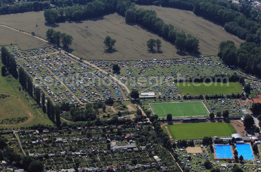 Aerial photograph Rudolstadt - View at the campsite of the dance and folk festival TFF, a sports field and the open-air bath Rudolstadt in Rudolstadt in the state of Thuringia. The TFF takes place once a year in July