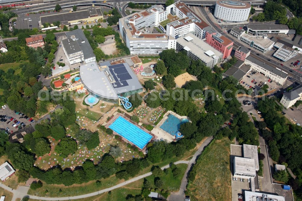 Aerial photograph Mainz - Lying recognized and swimming pool in the outdoor area of ​​the Taubertsbergbad in Mainz in Rhineland-Palatinate